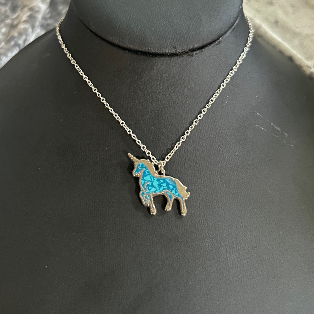 *RARE* VINTAGE CRUSHED TURQUOISE SILVER UNICORN NECKLACE